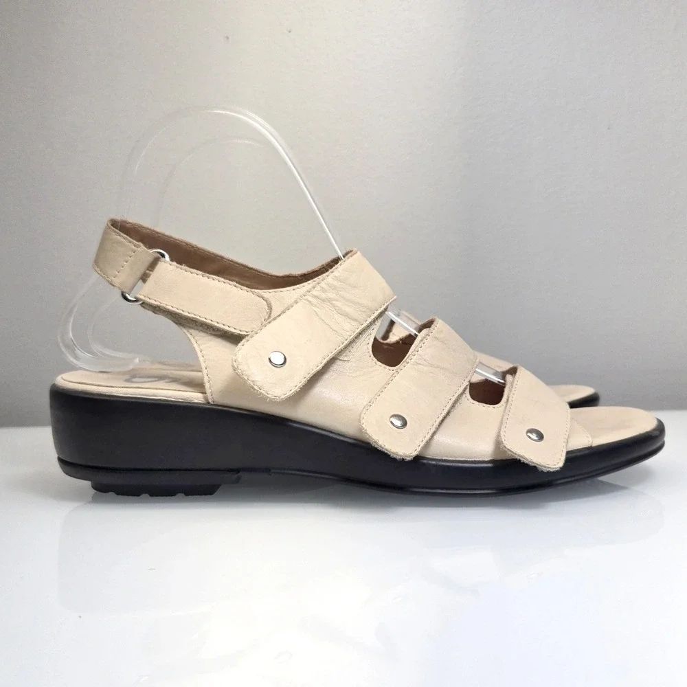 Gravity Defyer Strappy Sandals 9.5M Beige Leather Versoshock Comfort Orthopedic